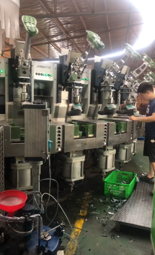 Últimos blogs da empresa sobre Introdução de uma máquina para fabricação de calçados de trabalho